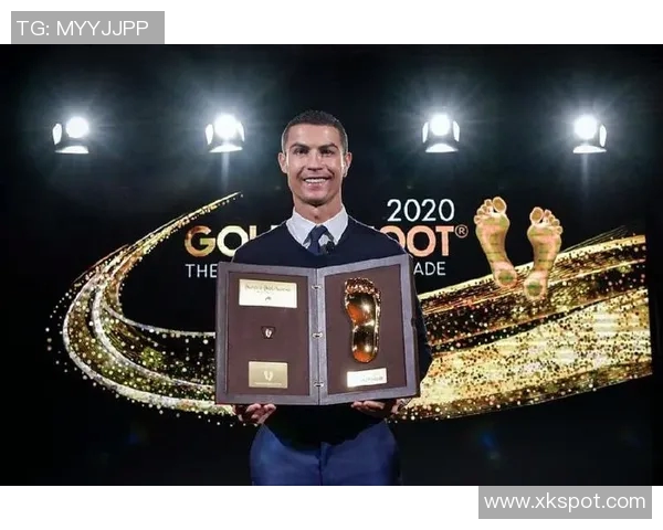 C罗荣获环足奖颁奖典礼上佩戴70万美元限量百达翡丽手表引发热议